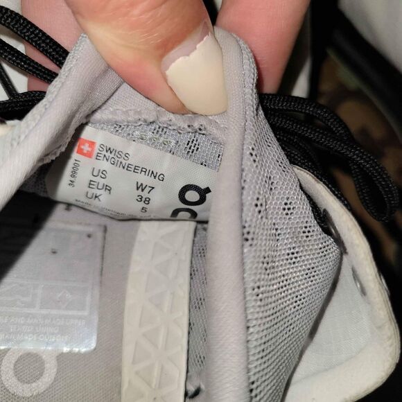 On Cloud Cloudventure Peak Swiss Trail Running Sneakers Tennis Shoe Women Size 7 - Picture 5 of 7